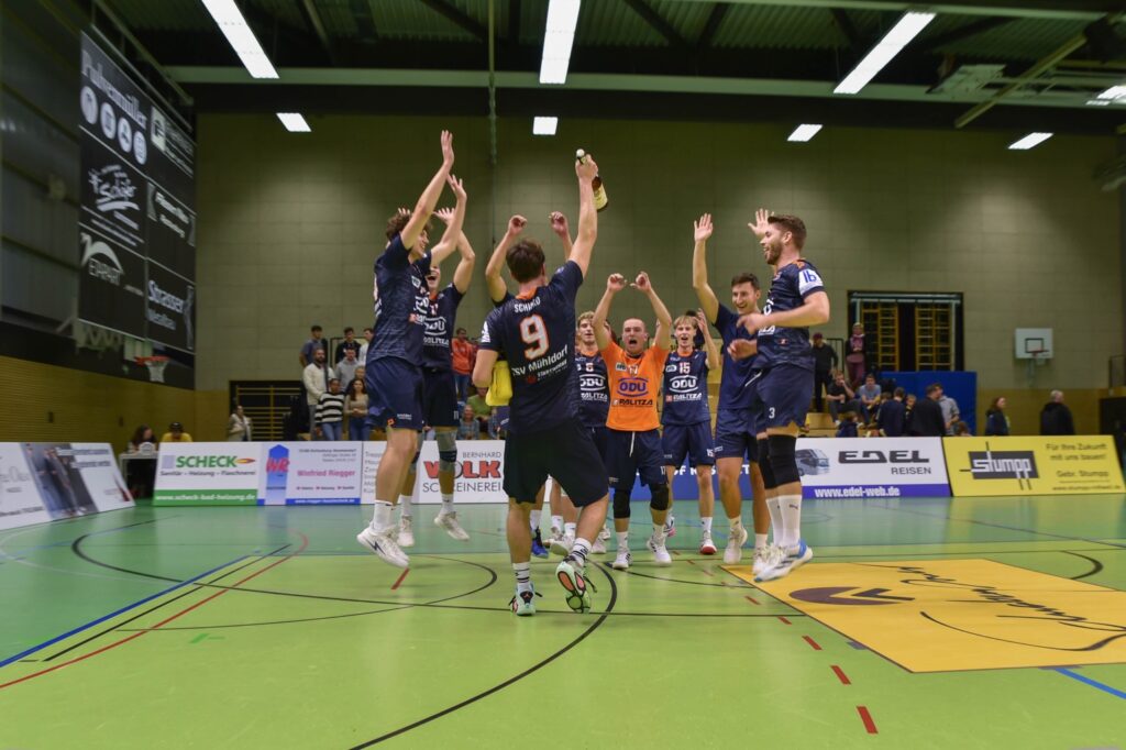 Freude nach dem Sieg und der MVP Felix Schinko (Nummer 9) Bildautor: Fabian Bartsch/fab