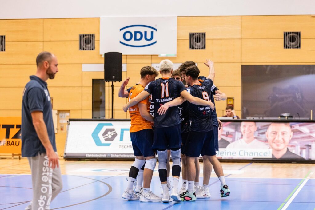 Trainer Alejandro Kolevich (links) und die Spieler des TSV Mühldorf beim letzten Heimspiel Bildautor: Fabian Bartsch/fab