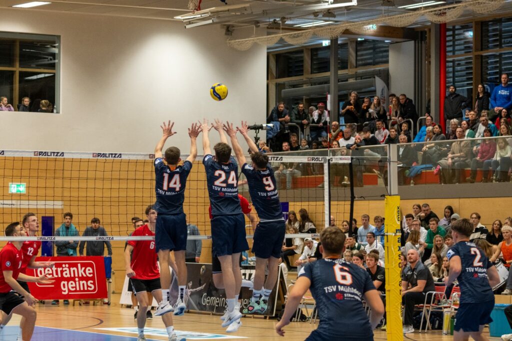 Bildunterschrift: Mit Block zum Erfolg, (von links) Fabian Bartsch, Connor Finnie und Felix Schinko Bildautor: Matthias Hergenhan