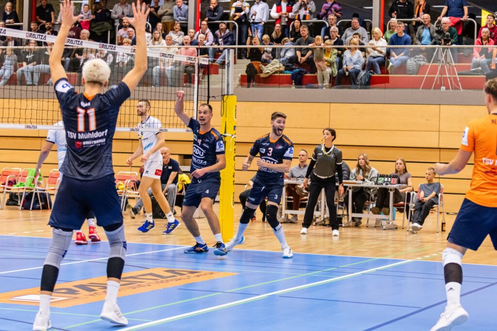 Gute Laune auf dem Spielfeld: David Fecko (Nummer 4) und Tom Brandstetter (Nummer 3) spielten sich regelrecht in Rage, sorgten für eine tolle Stimmung auf dem Spielfeld. Foto: Fabian Bartsch/fab