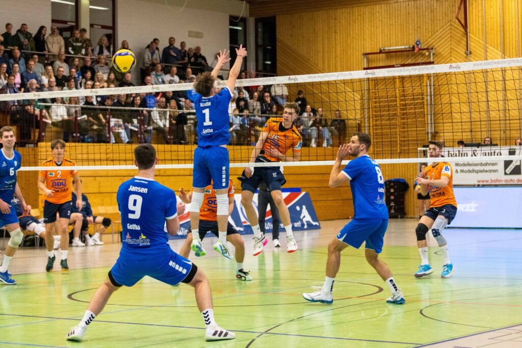 Bildautor: Fabian Bartsch/fab Bildunterschrift: Moritz Schreiber (Nummer 15) setzt den Block unter druck