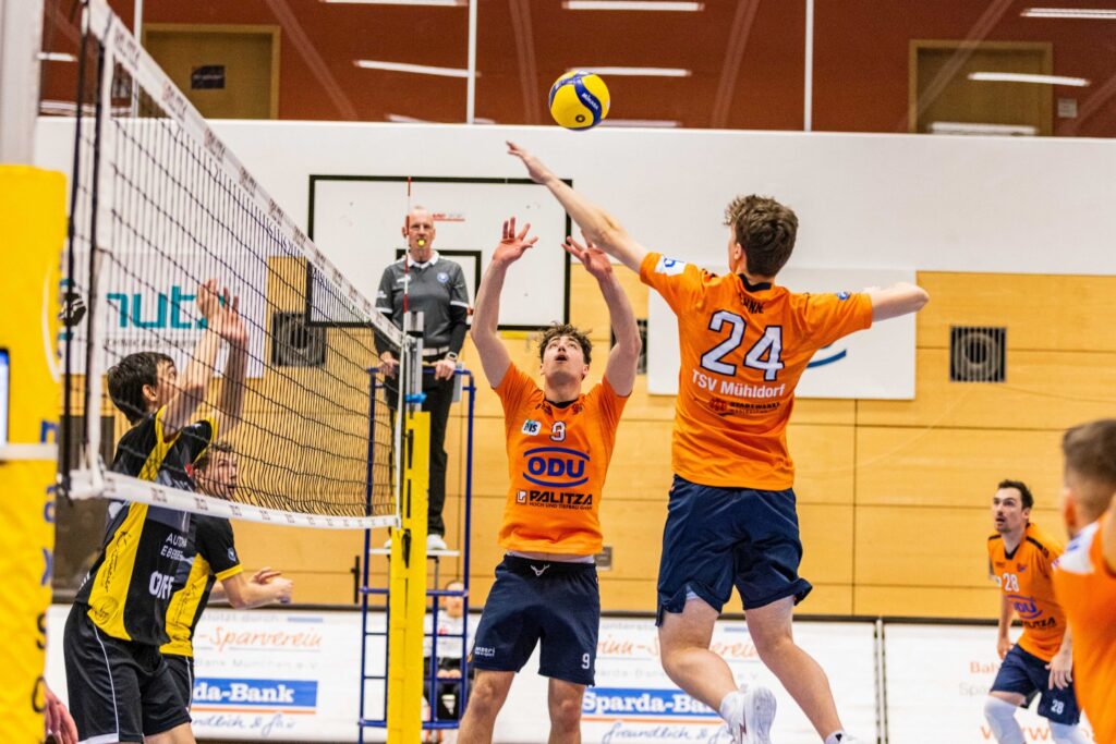 Feines Händchen und Garnat für die schnelle und effektive Spielweise der Mühldorfer: Zuspieler Felix Schinko (Nummer 9, hier mit Mittelblocker Connor Finnie) wurde schon zweimal in der Saison zum MVP gewählt. Foto: Fabian Bartsch/fab
