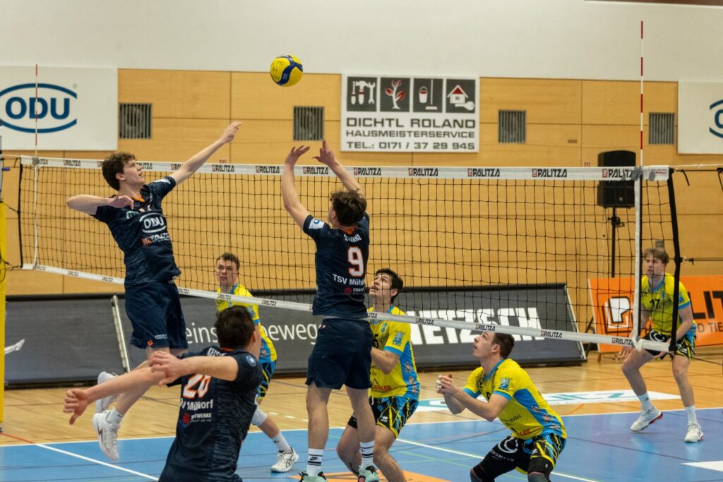 Fabian Bartsch/fab Bildunterschrift: Felix Schinko und Conner Finnie über die Mitte