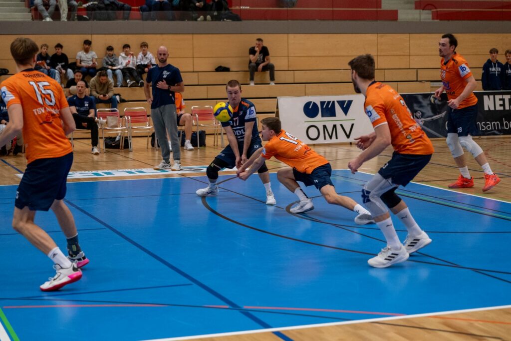 Die Mühldorfer, hier mit Xander Mühlbauer und Fabian Bartsch in der Abwehr, wollen die Serie fortsetzen. Gegen Rottenburg wollen sie am Sonntag den Heimvorteil nutzen. Foto: Mathias Hergenhan