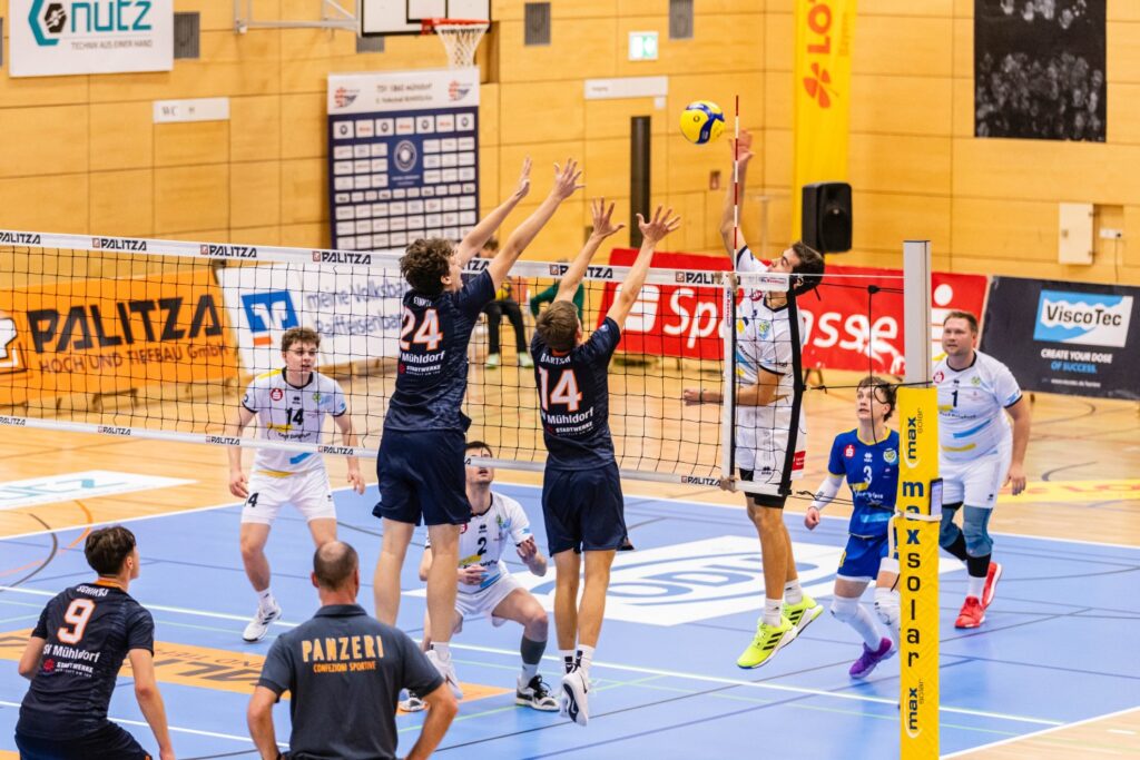 Schwaigs Max Bibrack, der spätere MVP im Hinspiel, im Angriff gegen den Block von Fabian Bartsch und Connor Finnie. Das Hinspiel hatte Mühldorf mit 3:1 gewonnen Foto: Fabian Bartsch/fab