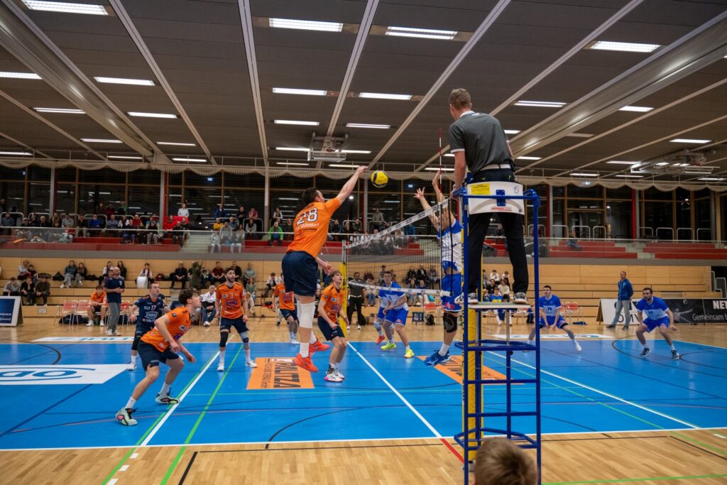 Hansi Kessler (im Angriff) lieferte wieder eine fantastische Partie. Zurecht wurde der Diagonalangreifer MVP bei Mühldorf. Foto: Matthias Hergenhan