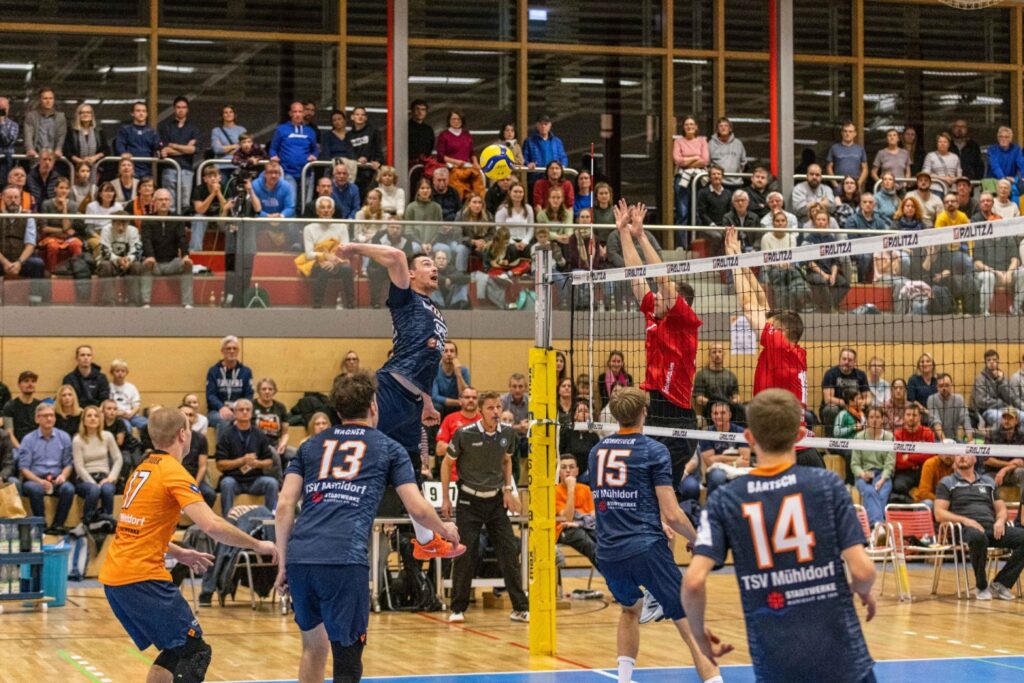 Hansi Kessler im Angriff: Mühldorfs Diagonalspieler war im Hinspiel in herausragender Form. Foto: Matthias Hergenhan