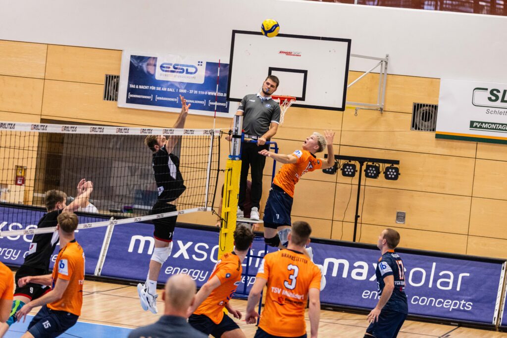 Moritz Wöls (rechts im Angriff) gegen Kriftels Yannick Weber. Am Sonntag feiert Wöls seine Rückkehr ins Bundesliga-Team des TSV. Foto: Fabian Bartsch/fab