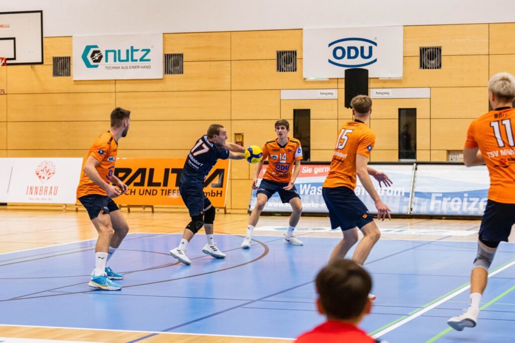 Xander Mühlbauer (in der Annahme) wurde zurecht zum MVP auf TSV-Seite gekürt. Foto: Matthias Hergenhan