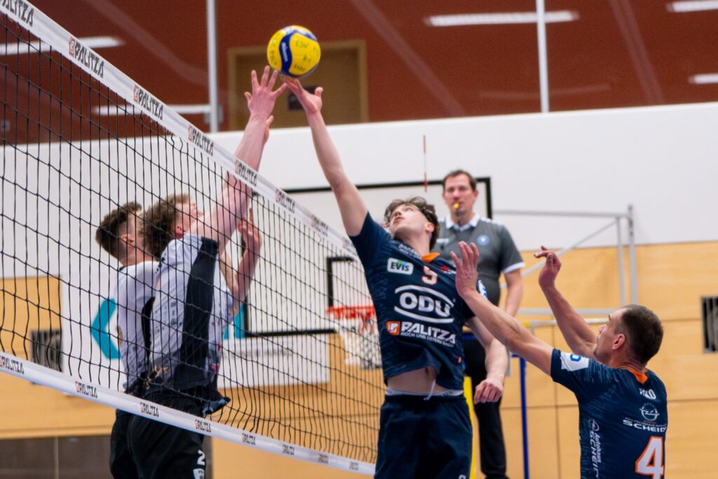 Bildautor: Matthias Hergenhan Bildunterschrift: Youngstar Zuspieler Felix Schniko beim Zuspiel