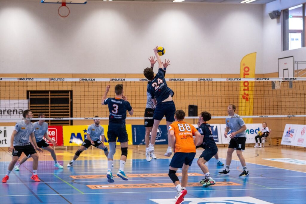 Connor Finnie beim Angriff über die Mitte. Foto: Matthias Hergenhan