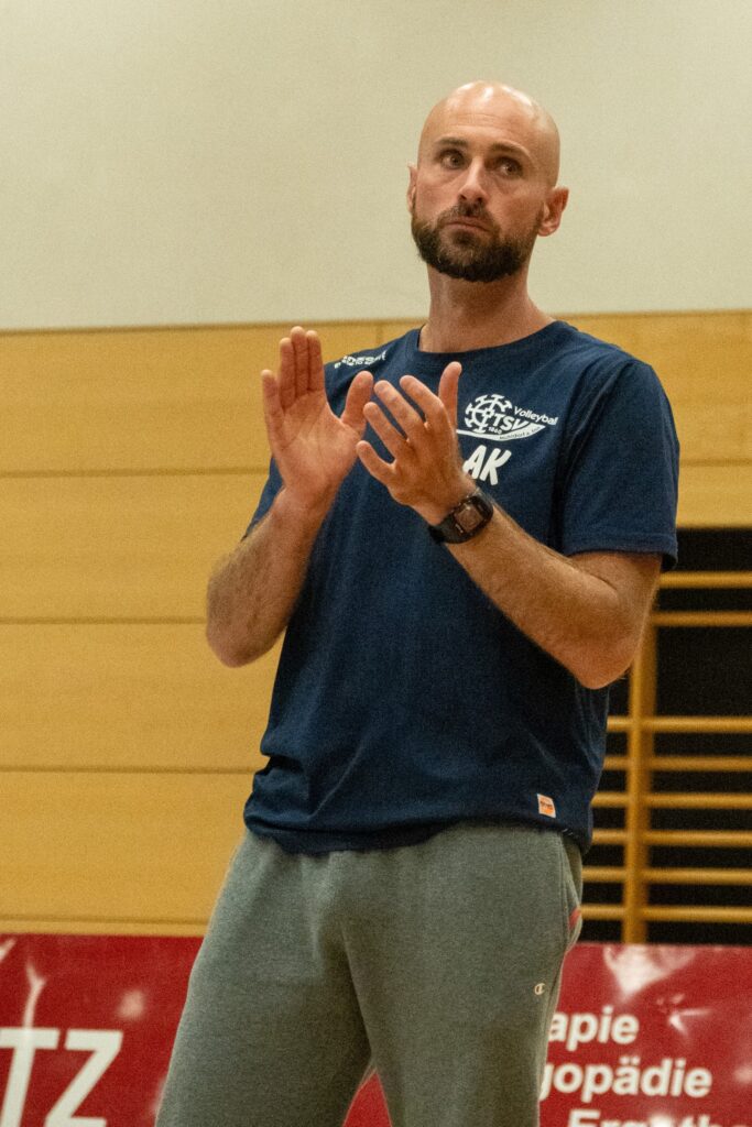 Bleibt der Coach? Noch hat Alejandro Kolevich nicht untrschrieben. Man erwartet beim TSV Mühldorfer ab er in den nächsten Tagen eine Entscheidung. Foto: Matthias Hergenhan