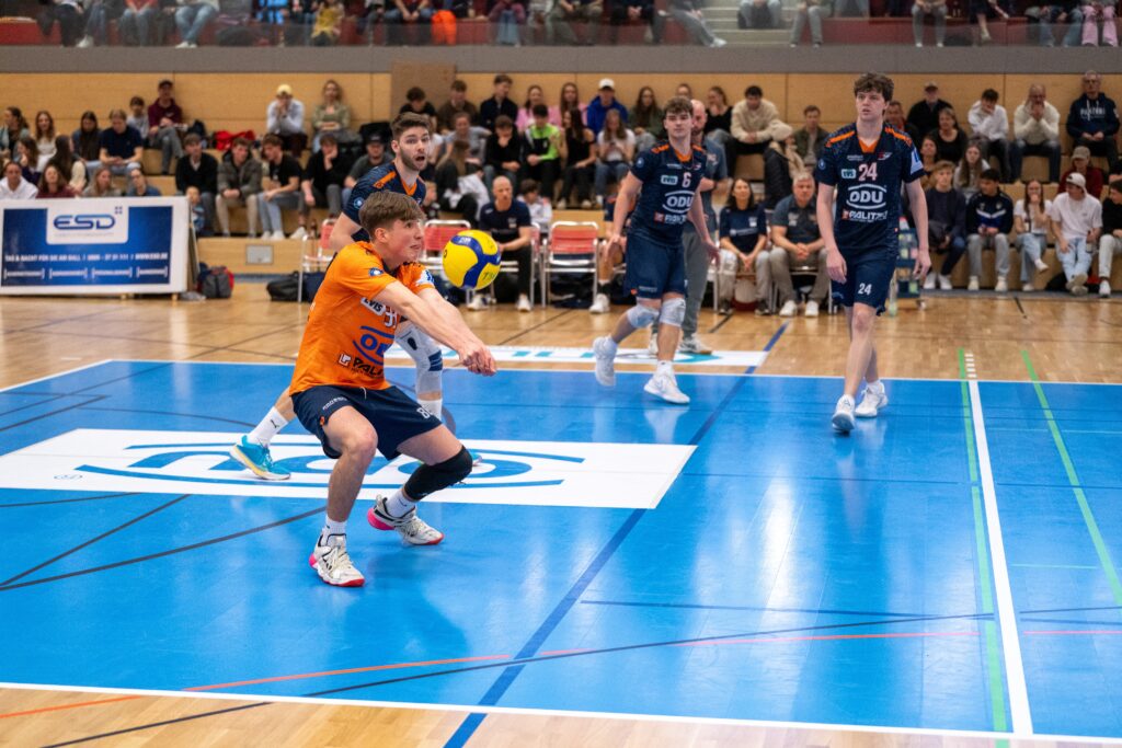 Zuletzt stark als Libero: Noah Meyer (im Vordergrund) steht auch am Samstag wieder zur Verfügung, teilt sich den Job mit Xander Mühlbauer. Foto: Matthias Hergenhan