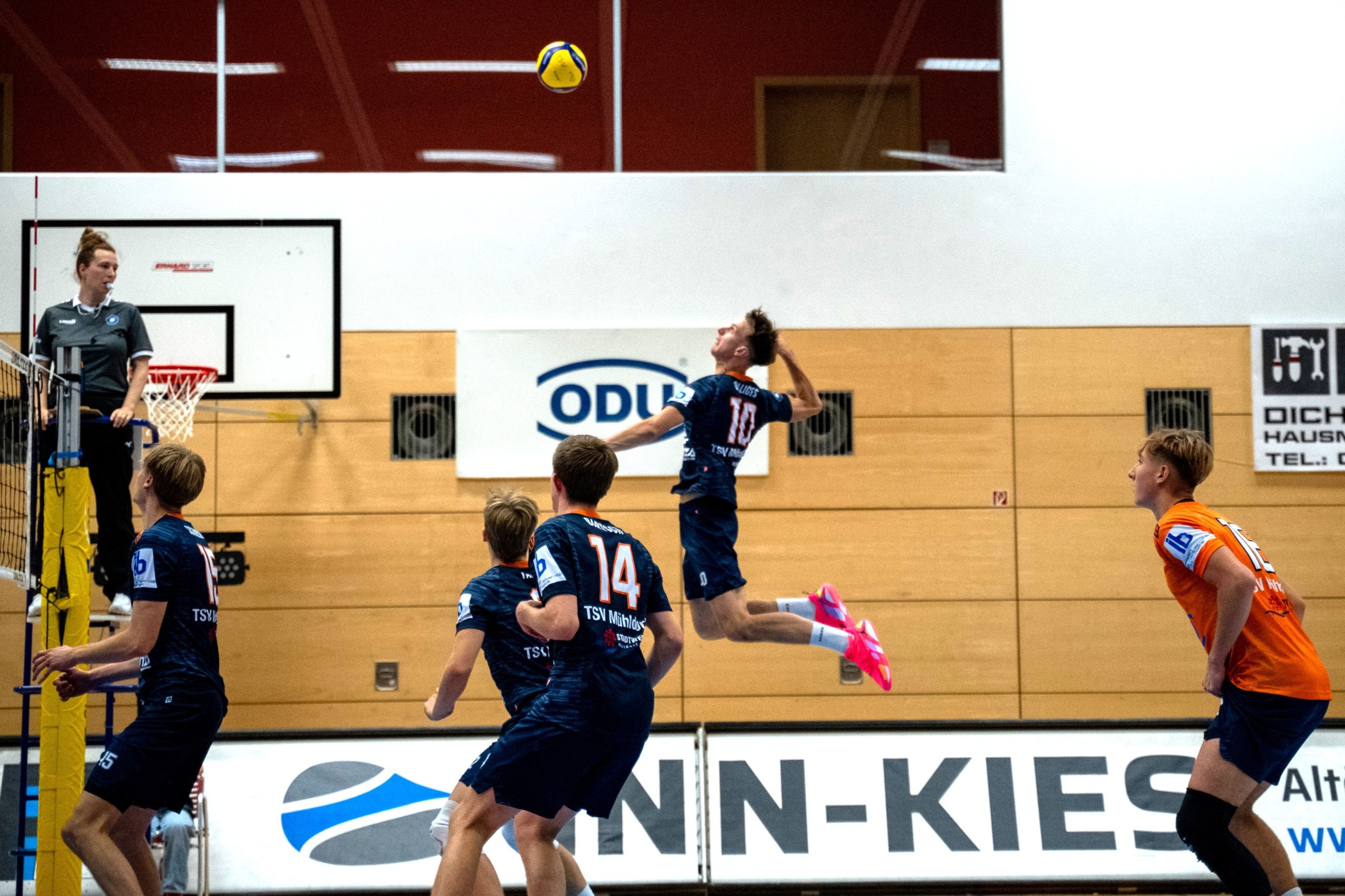 Kacper Kałucki soll über die Diagonalposition mehr Angriffslast im Mühldorfer Spiel tragen. Fotograf: Matthias Hergenhan