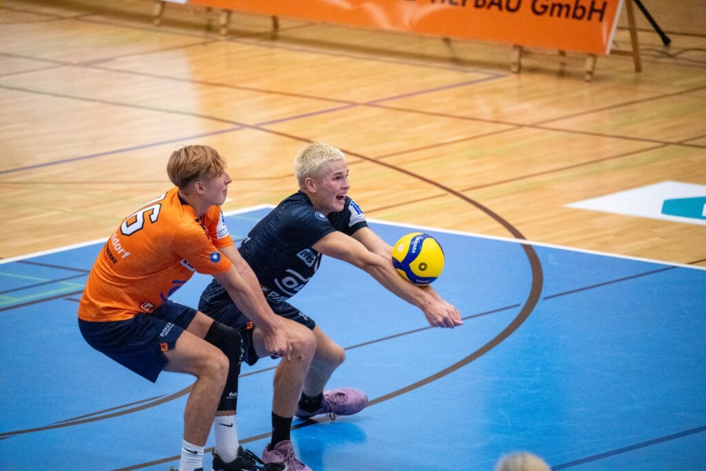 Die Annahme muss besser werden, und auch die Abwehr, sagt Mühldorfs Trainer Mateusz Żarczyński. Im Bild: Libro Noah Meyer und Moritz Wöls. Foto: Mathias Hergenhan