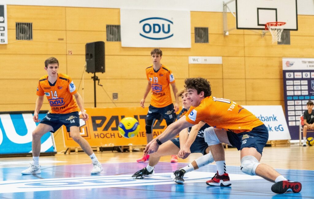 MVP Kai Schlösser (rechts) und Noah Meyer in der Annahme gegen die harten Rotteburger Aufschläge. Fotograf: Matthias Hergenhan