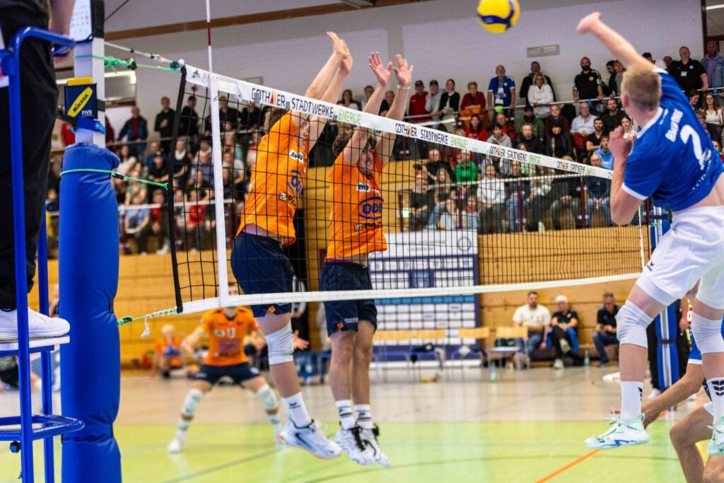 Felix Schinko (rechts) auf der ungewohnten Mittelblockposition und Oliver Wachtel (links) im Block gegen den starken Gothaer Angriff.