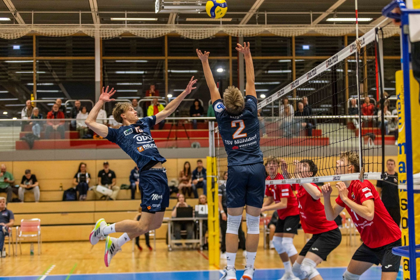 Oliver Wachtel im Zuspiel (rechts) feierte sein Debut in der Startaufstellung und beendete das Match mit einem Ass. Moritz Schreiber im Angriff überzeugte mit guter Blockarbeit. Fotograf: Fabian Bartsch
