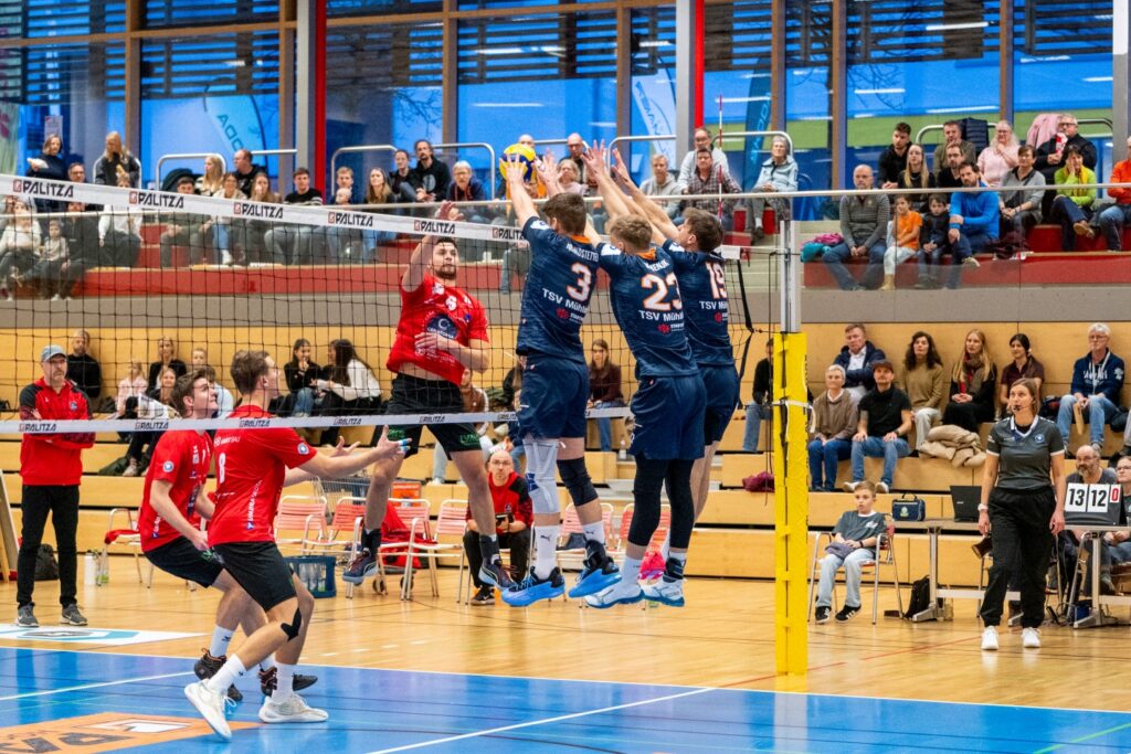 Bild (Hergenhan) Neuzugang Mark Gumenjuk (Nr. 23, Bildmitte) mit einem seiner ersten Blockerfolge im Mühldorfer Trikot.