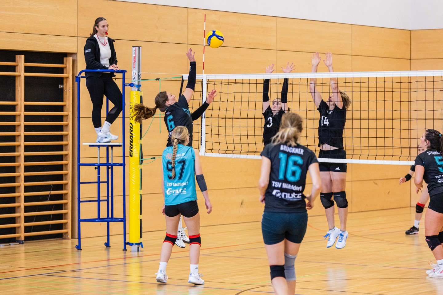 Bild (Fabian Bartsch): Eine erfolgreiche Mischung aus Erfahrung und Jugend. Vroni Tille (Nr. 6) im Angriff und Lisa Voderhuber (Nr. 97) in der Blocksicherung.