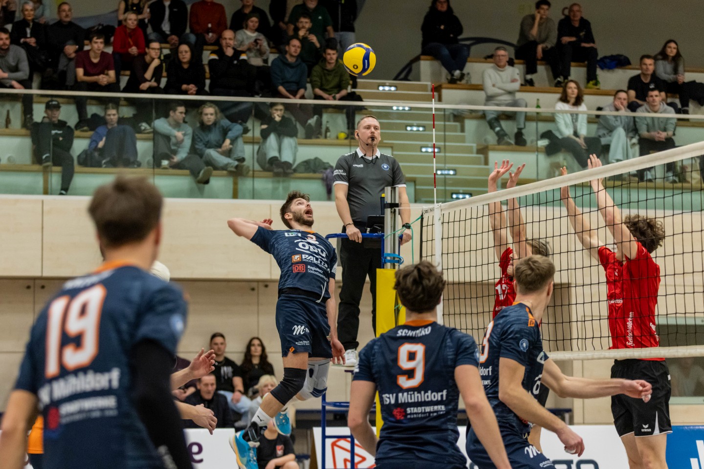 Foto (Fabian Bartsch): Thomas Brandstetter (in Angriff) leitete mit einer starken Aufschlagserie den Gewinn des ersten Satzes ein.