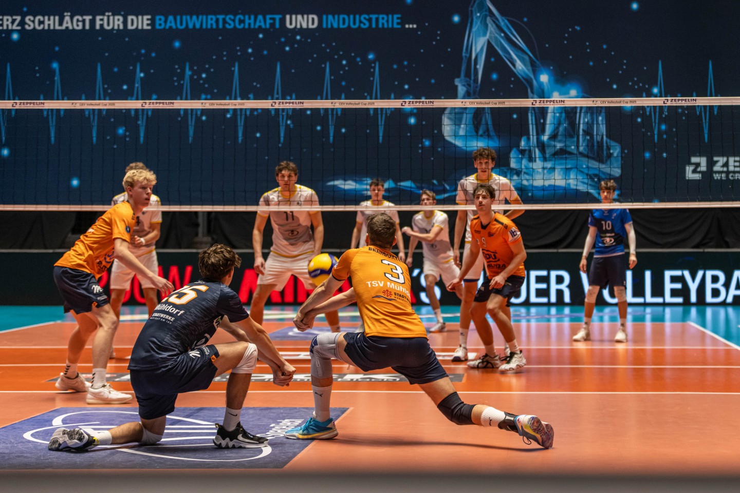 Bild (Fabian Bartsch): Oft zu unpräzise - Zuspieler Felix Schinko (am Netz) erwartet die Annahme von Thomas Brandstetter gegen körperlich starke YoungStars.