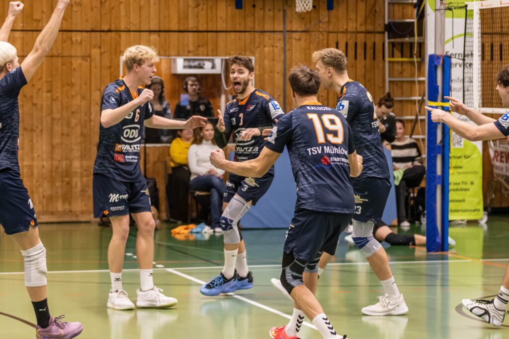 Bildunterschrift (Foto: Fabian Bartsch) Außenangreifer Thomas Brandstetter (Mitte, Nr. 3) darf vor der Weihnachtspause nochmal jubeln und den Derbysieg gegen Grafing feiern.