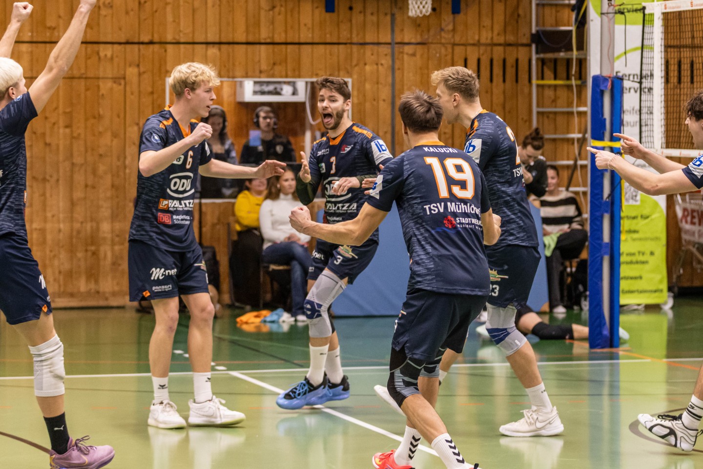 Bildunterschrift (Foto: Fabian Bartsch) Außenangreifer Thomas Brandstetter (Mitte, Nr. 3) darf vor der Weihnachtspause nochmal jubeln und den Derbysieg gegen Grafing feiern.