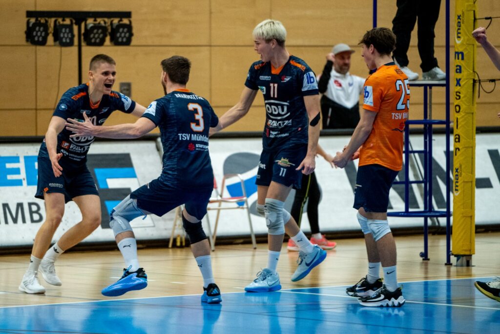 Bild (Matthias Hergenhan): Rückrundenneuzugang Alex Brandstetter (ganz links) jubelt mit seinem Bruder nach starker Aktion gegen Gotha