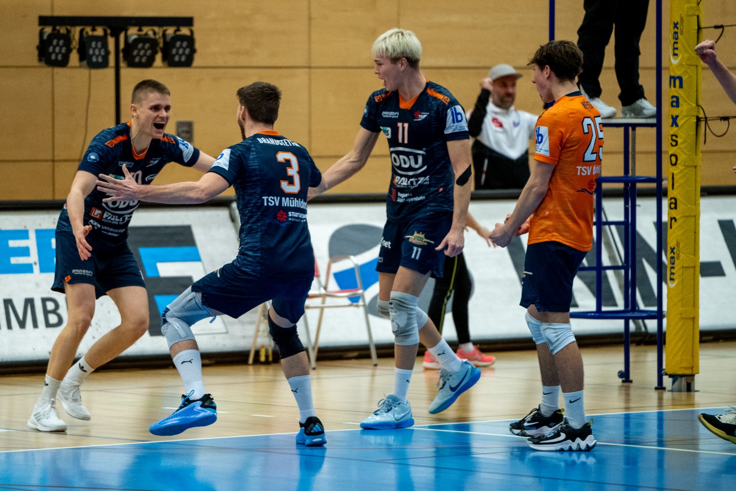 Bild (Matthias Hergenhan): Rückrundenneuzugang Alex Brandstetter (ganz links) jubelt mit seinem Bruder nach starker Aktion gegen Gotha