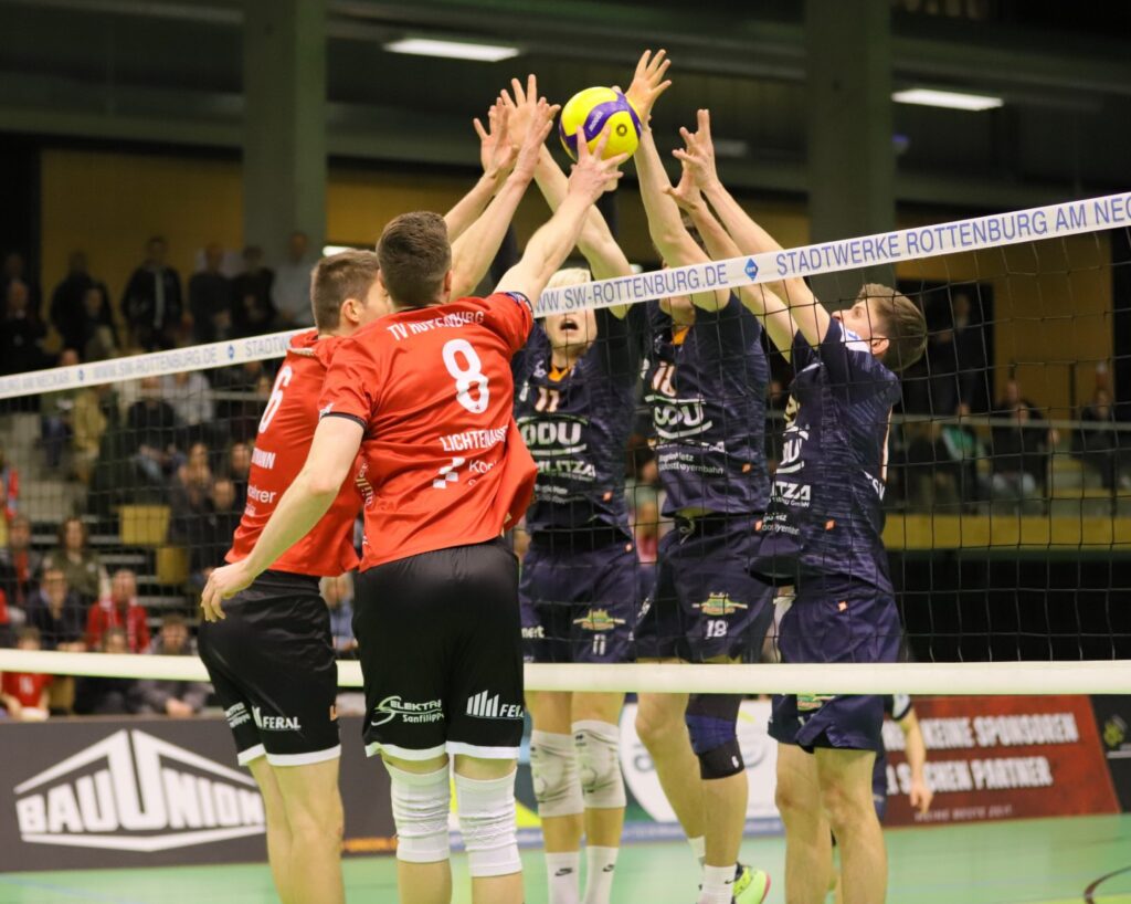 Foto - Ralf Hallmaier (TV Rottenburg): Moritz Wöls (links), Luca Meindl (Mitte) und Fabian Bartsch (rechts) beim Dreimannblock gegen Rottenburgs starken Diagonalangreifer und Gold-MVP Niklas Lichtenauer.