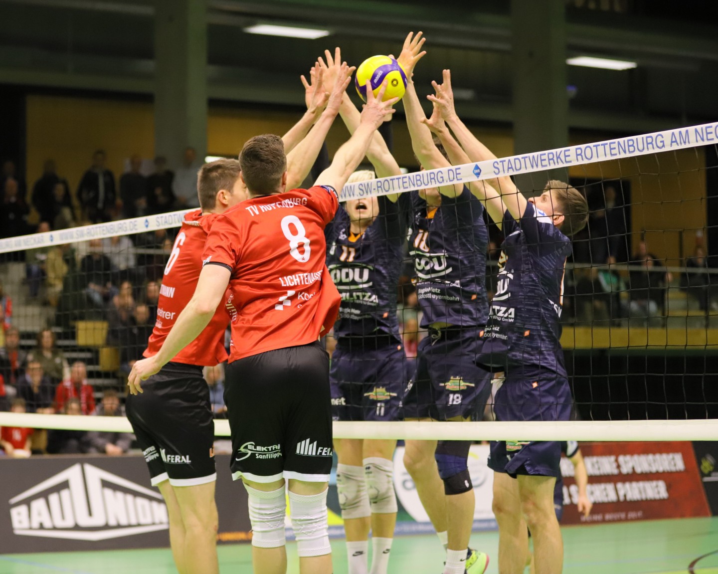 Foto - Ralf Hallmaier (TV Rottenburg): Moritz Wöls (links), Luca Meindl (Mitte) und Fabian Bartsch (rechts) beim Dreimannblock gegen Rottenburgs starken Diagonalangreifer und Gold-MVP Niklas Lichtenauer.
