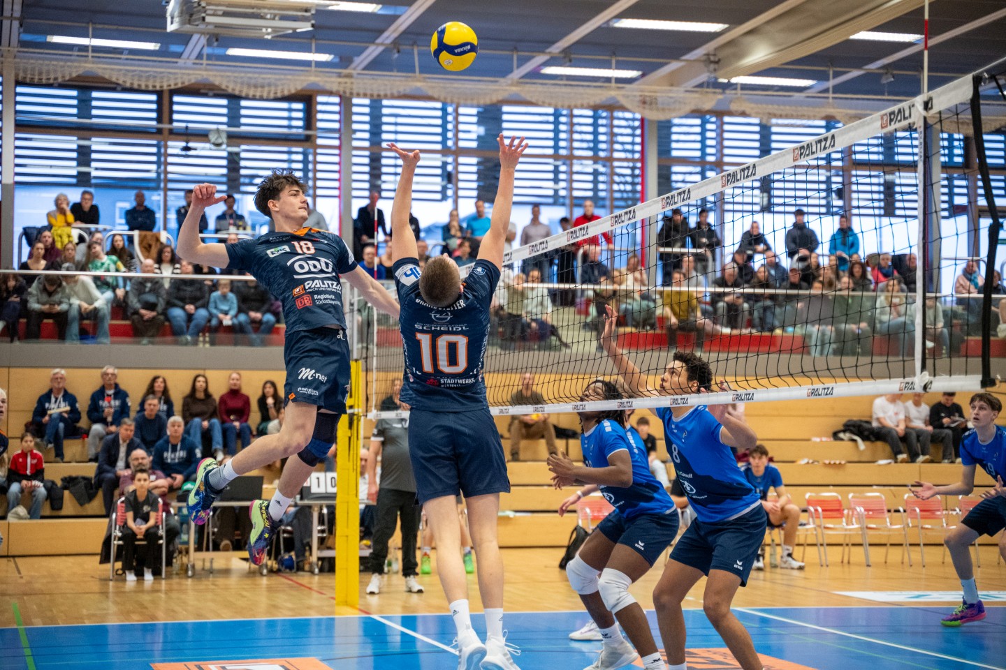 Bild (Matthias Hergenhan): Die Connection stimmte am Sonntag zwischen Mühldorfs Mittelblocker Luca Meindl (Nr. 18) und Zuspieler Alex Brandstetter (Nr. 10).