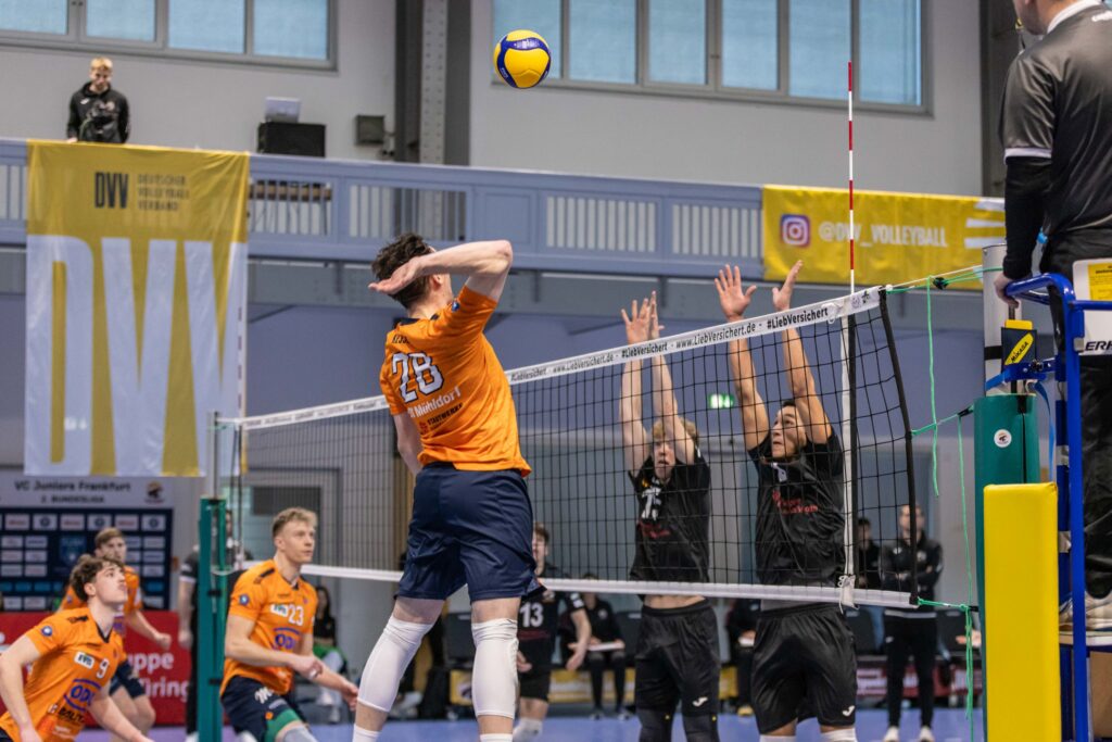 Bild (Fabian Bartsch): Diagonalspieler Hansi Kessler im Angriff reiste am Sonntag mit dem Zug nach Frankfurt nach, um dem Mühldorfer Team zum fünften Saisonsieg zu verhelfen.