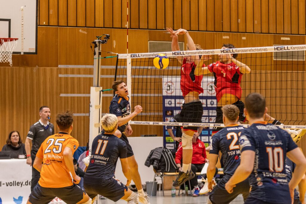 Bild (Fabian Bartsch) Außenangreifer Fabian Bartsch bleibt am Samstag noch am starken Kriftler Block hängen. Sonntag folgte dann die Wende mit dem Sieg gegen Frankfurt.