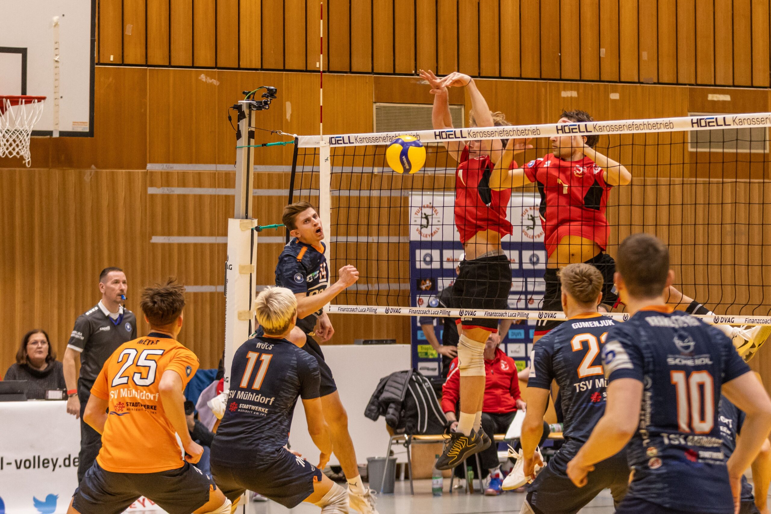 Bild (Fabian Bartsch) Außenangreifer Fabian Bartsch bleibt am Samstag noch am starken Kriftler Block hängen. Sonntag folgte dann die Wende mit dem Sieg gegen Frankfurt.