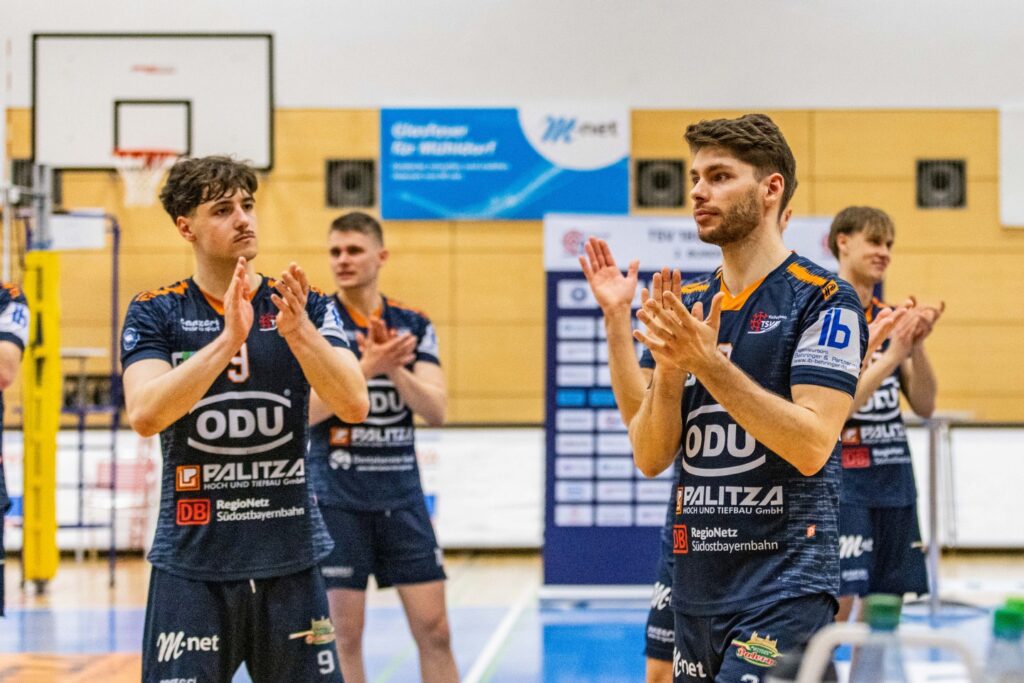 Bild (Fabian Bartsch): Versteinerte Mienen von Zuspieler Felix Schinko (links) und Außenangreifer Thomas Brandstetter (rechts im Vordergrund) nach der Niederlage im Kellerduell