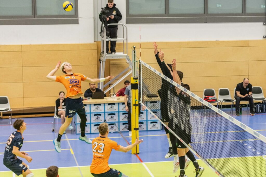 Bildunterschrift (Fabian Bartsch): Moritz Wöls im Angriff der auch über die Diagonalposition überzeugen konnte, die Niederlage jedoch nicht abwenden konnte.