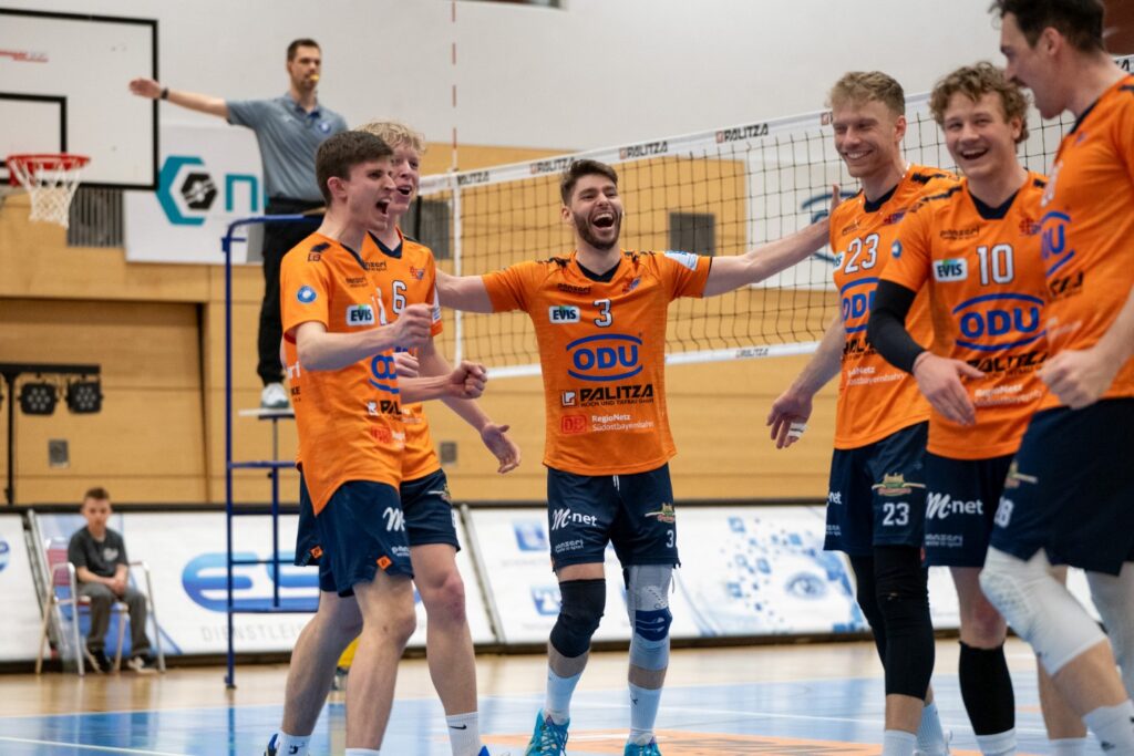 Bild (Hergenhan): Am letzten Spieltag gab es zum Saisonabschluss nochmal was etwas zu Feiern. Die Mühldorfer verabschiedeten sich mit einem Heimsieg aus der Saison. Ob sie sich nach dem sportlichen Abstieg auch aus der 2. Bundesliga verabschieden, steht noch nicht fest.