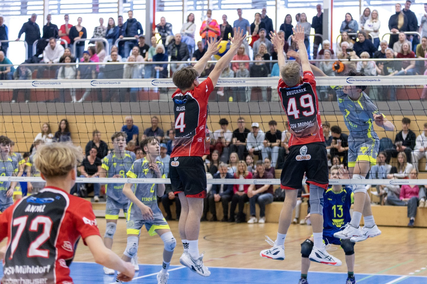 Bildunterschrift (Matthias Hergenhan): Die Mühldorfer Jonas Bruckner und Flo Glasl im Block gegen Finalgegner Marktredwitz.