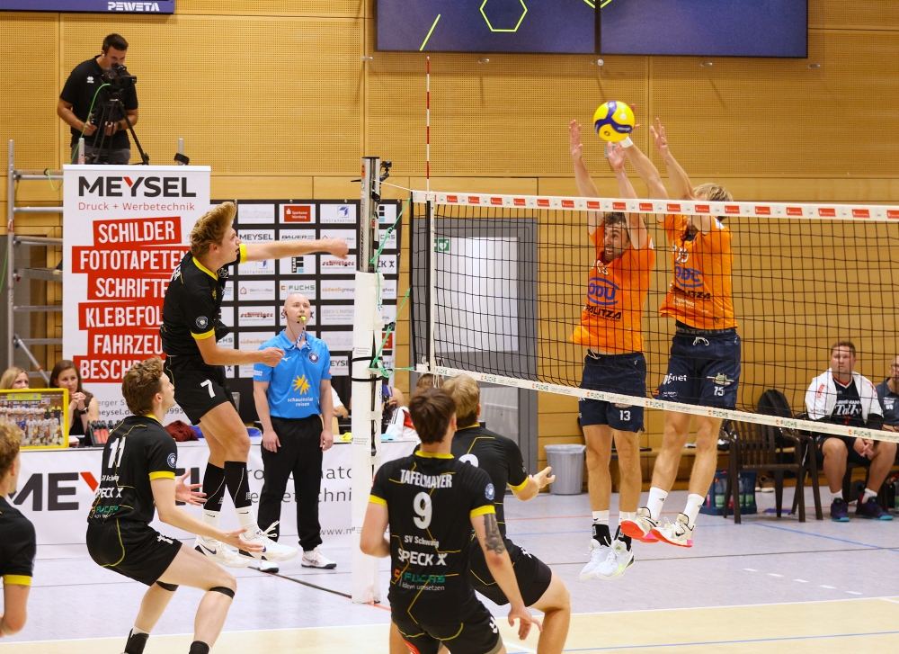 Zu oft punkteten die Schwaiger gegen den Mühldorfer Block, hier von links Fabian Wagner und Moritz Schreiber.