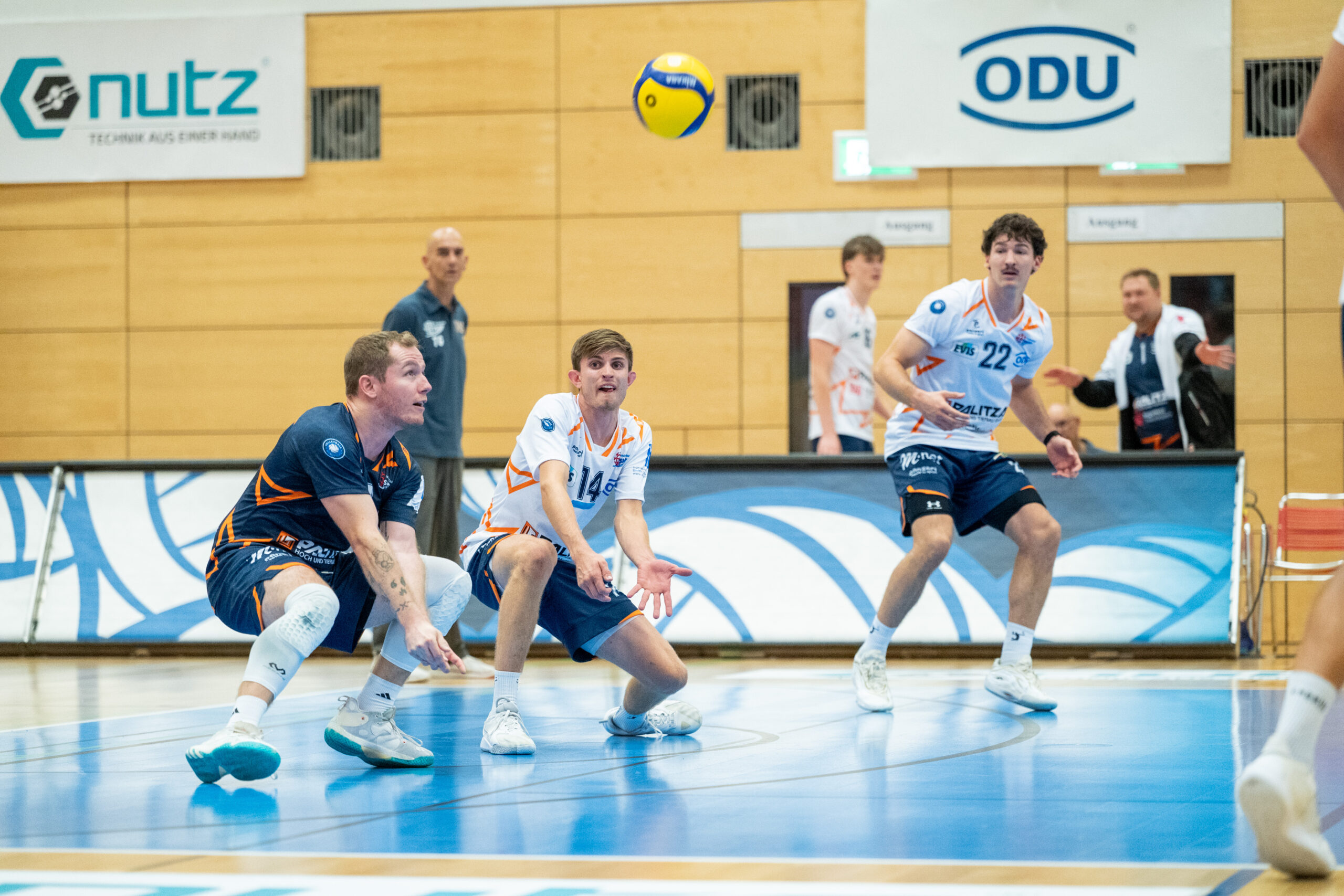 Foto (Matthias Hergenhan): Libero und zweifacher MVP Marcel Wysgalla (links) sorgte zusammen mit Kapitän Fabian Bartsch (Mitte) und Tom Schlösser (rechts) am Wochenende für eine stabile Annahme.