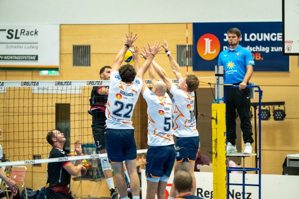 Bild (Hergenhan): Immer wieder scheiterte Mömlingen Hauptangreifer David Sossenheimer (im Angriff) am stabilen Mühldorfer Block (v.l. Tom Schlösser, Iven Ferch und Marlon Ergun).
